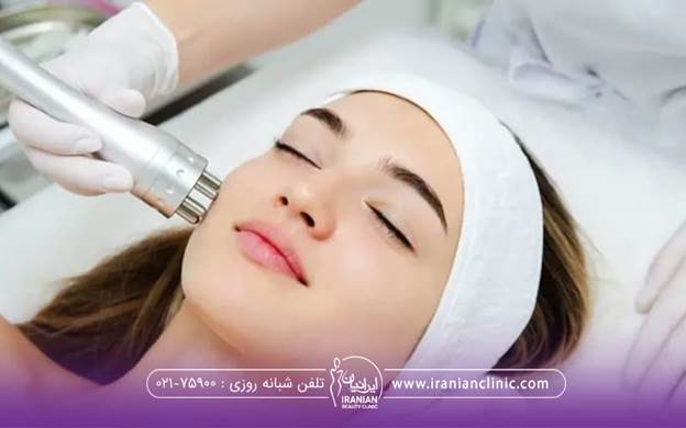 خانمی که خوابیده و چشم هایش بسته است و اپراتوری که با دستکش سفید درحال لیزر کردن صورت خانم است