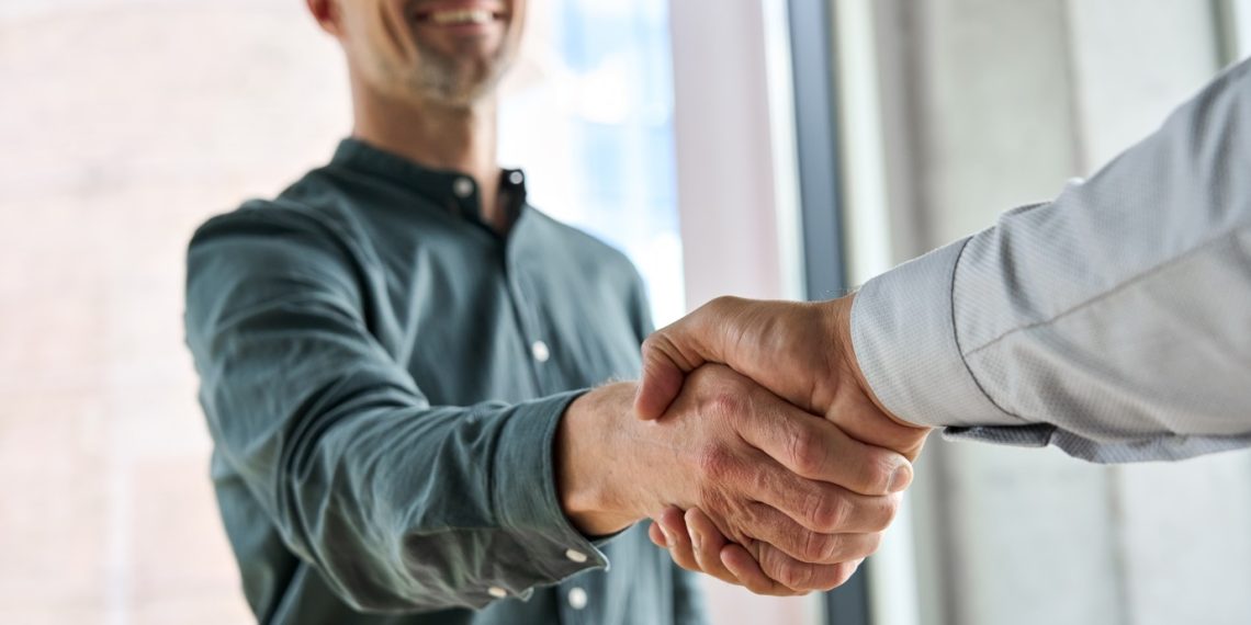 استخدام مددکار اجتماعی